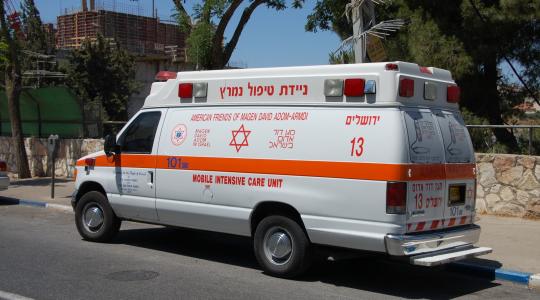 سيارة اسعاف "إسرائيلية" تنقل "إسرائيلي" أصيب بطعنة سكين