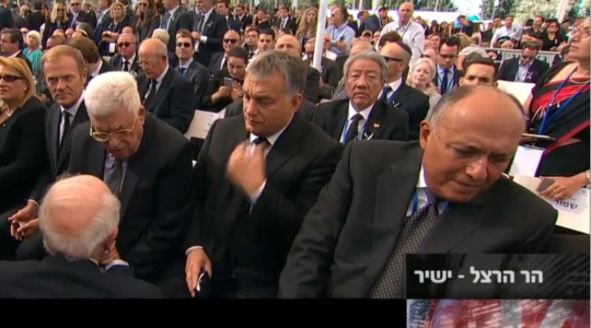 الرئيس محمود عباس ووزير الخارجية المصري سامح شكري في جنازة بيرس