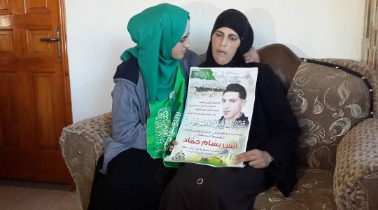 المصابة تقوى بجوار والدتها في عزاء شقيقها الشهيد أنس عام 2015
