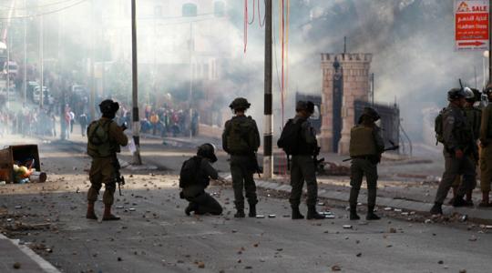 جنود الاحتلال يطلقون النار تجاه المواطنين 