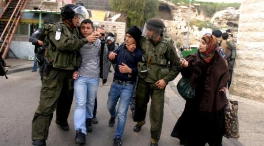 قوات الاحتلال تعتقل مواطنين في القدس المحتلة (ارشيف))
