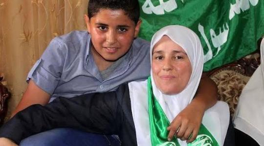 صورة للأسيرة المحررة ريم حمارشة ونجلها أنس