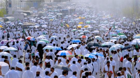 حجاج بيت الله الحرام يتوافدون على مشعر منى لقضاء يوم التروية