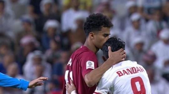 لاعب قطر يقبل رأس نظيره الإماراتي