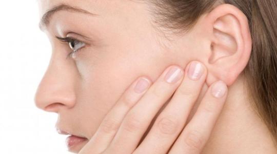 5 أسباب لظهور رائحة الأذن الكريهة