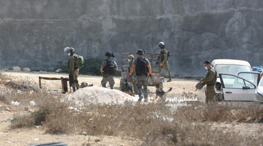 مستوطنون يسرقون سياجًا من داخل أراضي فلسطينية جنوب نابلس