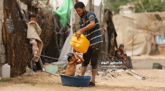مقاومة الحرارة بالماء في بيوت الفقراء بغزة
