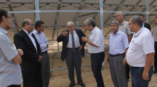 وزير الزراعة وعدد من الموظفين خلال زيارة تفقده لمشاريع الزراعة جنوب القطاع
