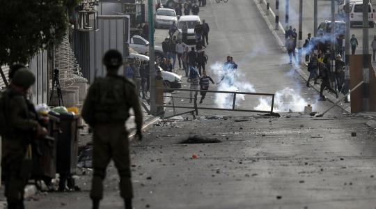 قوات الاحتلال تُغلق مدخل بلدة بيتا