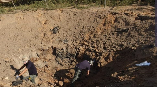 صورة للحفرة التي تسبب بها صاروخ سرايا القدس
