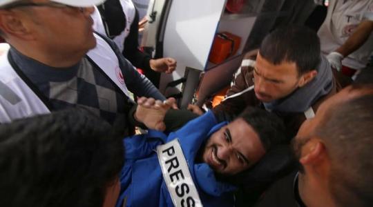 اللحظات الاولى لإصابة الصحفي احمد ابو معمر