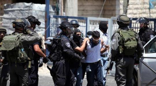 قوات الاحتلال تعتقل مواطنين في الضفة (ارشيف)