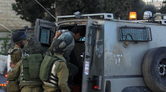 قوات الاحتلال تعتقل مواطنين في الضفة (ارشيف)