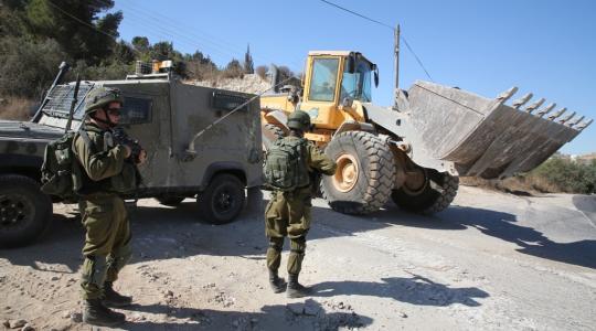 قوات الاحتلال تهدم بناية