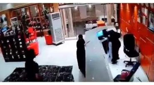 نزيل “ملتحي” يضرب موظفة فندق بجازان والأخيرة توضح