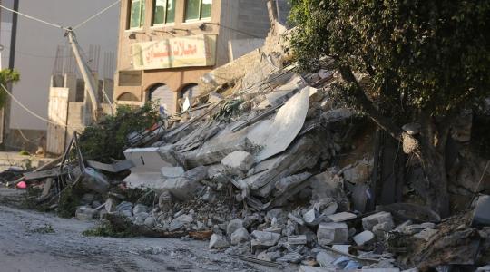 آثار القصف الإسرائيلي على مباني سكنية ومدنية في قطاع غزة الليلة (4).JPG