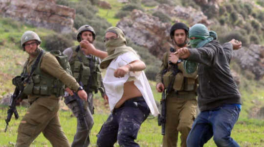 مستوطنون إسرائيليون يعتدون على المواطنين الفلسطينيين (ارشيف)