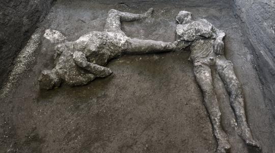 صور: اكتشاف رفات ضحيتين توفيتا قبل 2000 سنة في ايطاليا