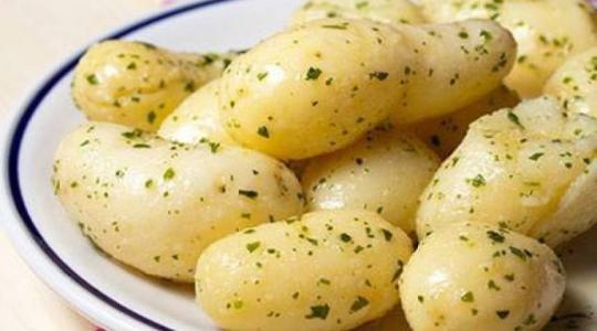 أقوى طريقة عمل سلطة البطاطا بالبقدونس وأبرز فوائدها الصحية