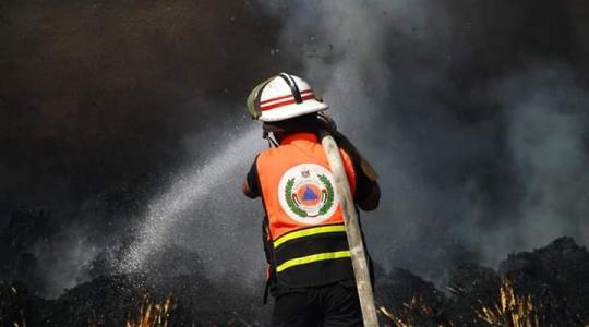 الدفاع المدني يخمد حريق اندلع في شمال غزة