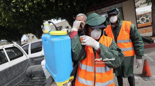 بلدية غزة تُعقِمُ منتزه بلدية غزة لمواجهة فيروس كورونا (2)
