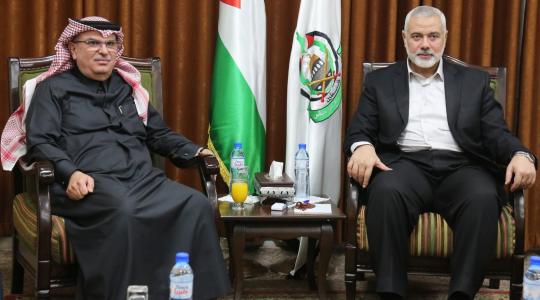 اسماعيل هنية و محمد العمادي خلال لقاء لهما في غزة