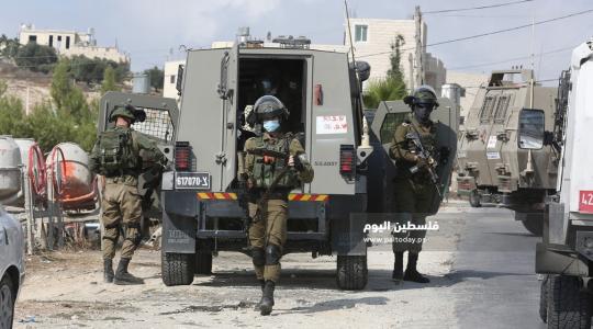 قوات الاحتلال تخطر بهدم 15 منزلًا في نابلس