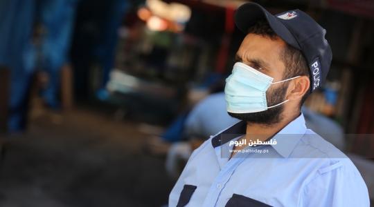 شرطي خلال تطبيق اجراءات لمواجهة كورونا في غزة