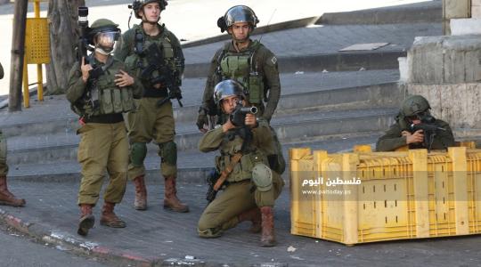 مواجهات بين الشبان وجنود الاحتلال في باب الزاوية وسط الخليل (5)