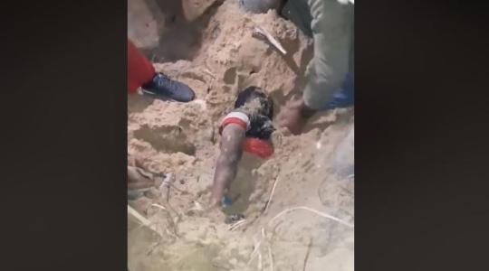 صورة من فيديو انتشال جثامين شهداء عائلة ملحوس