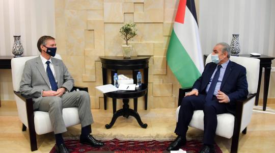 د. محمد اشتية يلتقي القنصل البريطاني العام فيليب هول 