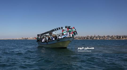 مؤتمرًا صحفيًا داخل البحر عن واقع الشباب في ظل الحصار ‫(39125512)‬ ‫‬