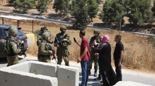 الخليل - جيش الاحتلال ينكل بالمواطنين ويعيق حركتهم عند احد الحواجز المقامة على مداخل مدينة الخليل ‫(39191041)‬ ‫‬
