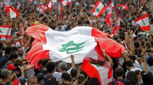 متظاهرون لبنانيون يَحرقون العلم "الإسرائيلي" في بيروت
