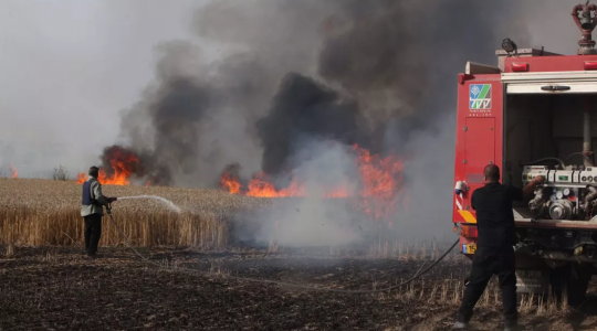 الاحتلال يحاول اطفاء الحرائق شرق غزة