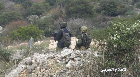 جنود حزب الله يصورون جنود المراقبة التابع للاحتلال الإسرائيلي من خلفهم 
