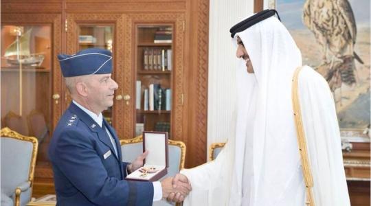 قطر تمنح قائد أمريكي وسام شرف عسكري