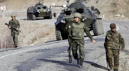 القوات التركية على الحدود مع سوريا