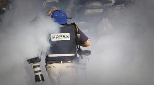 صحفيون يتعرضون للاختناق من قنابل الغاز الإسرائيلية