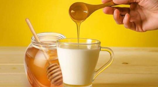 فوائد العسل مع الحليب