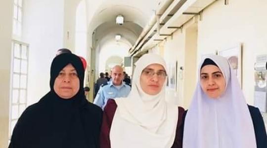 الاحتلال يُبعد ثلاثة مقدسيات عن القدس