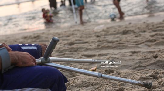 جريحان غزيان يمارسان التمارين الرياضية على شاطئ بحر غزة  ‫(38535697)‬ ‫‬.JPG