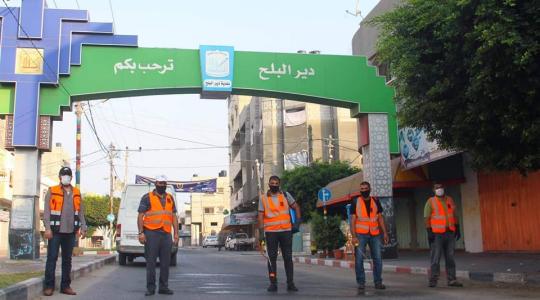 بلدية دير البلح تشرع بحملة تعقيم واسعة لمواجهة فيروس "كورونا"