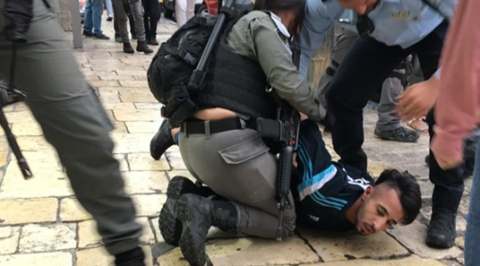 صورة خلال الاعتداء على أحد المتضامنين