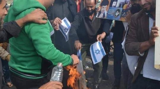 عراقيون يحرقون علم اسرائيل 