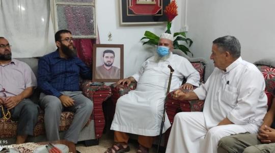 وفد من الجهاد يزور ذوي الاسيرين معتصم سمارة واحمد الجيوسي في طولكرم