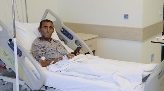تركي يحمل 5 كيلى في جسده