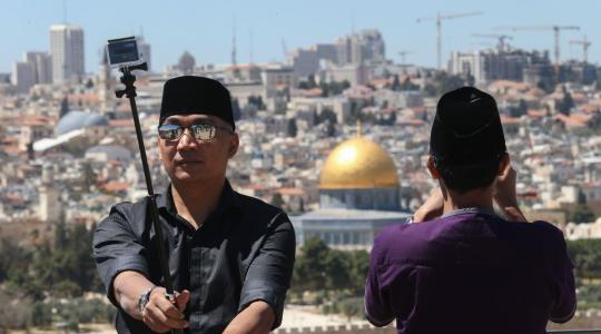 سياح أجانب يلتقطون السيلفي في فلسطين "أرشيفية"