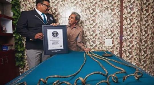 هندي  "يقصّ" أظافره بعد 66 عاماً