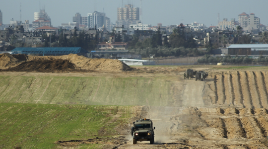 قوات الاحتلال تتمركز عند السلك الفاصل مع قطاع غزة